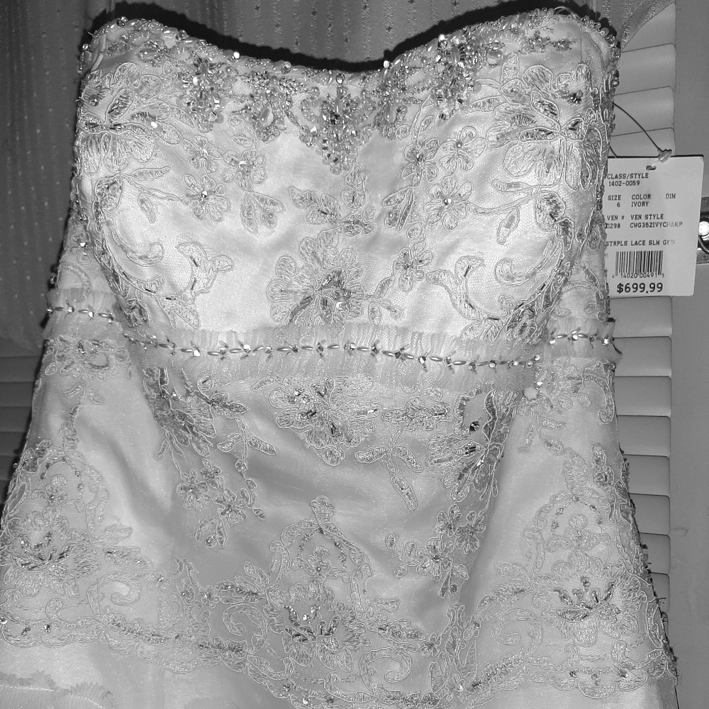 Oleg Cassini ivory size 6 from David's Bridal